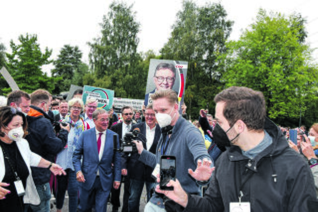 Dynamisch schreitet Armin Laschet (Mitte) durch die Menschenmenge zur Bühne auf dem Parkplatz des Veranstaltungszentrums Burg Seevetal