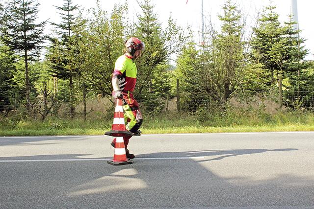 Wenn Marvin Maier die Hütchen versetzt, kommt er dem Verkehr auf der Straße gefährlich nah | Foto: jab
