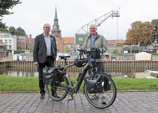 Stades Bürgermeister Sönke Hartlef verabschiedete Oliver Trelenberg am Stader Stadthafen