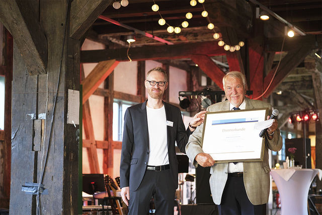 Dierk Eisenschmidt (re.) von der Handwerkskammer
Hamburg überreicht Jens Dunkel die Jubiläumsurkunde | Foto: Privat