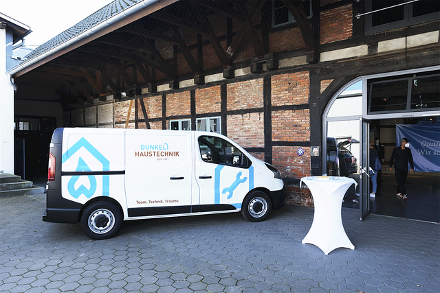Ein Firmenfahrzeug mit neuer Beschriftung wurde präsentiert | Foto: Privat