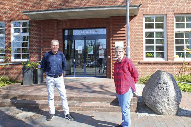 Begleitet seit 1994 die Wahlen in Buchholz: Birgit Diekhöner, hier mit ihrem Nachfolger Heiko Schmidt. Er verantwortet ab kommendem Jahr die Durchführung der Wahlen in der Nordheidestadt