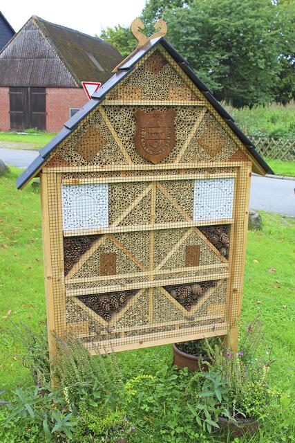 Auf dem Insektenhotel in Westerhof ist das Ortswappen mitverarbeitet | Foto: lm 
