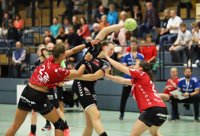 Kein Durchkommen für Louise Cronstedt (Mitte) | Foto: cc