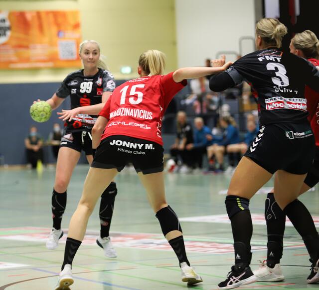 Alina Molkova (am Ball) im Angriff | Foto: cc