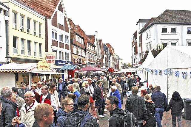 Ein Bild aus vergangenen Jahren: Der verkaufsoffene Sonntag in bayrischem Ambiente ist ein Publikumsmagnet