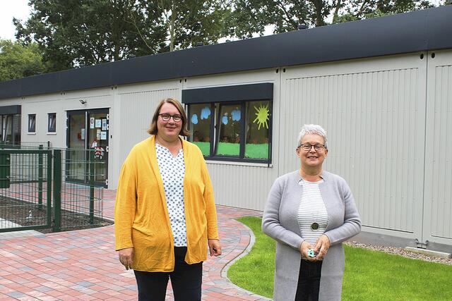 Kitaleiterin Simone Nitsch (li.) und Bürgermeisterin Margitta Bertram vor dem Neubau    | Foto: sb