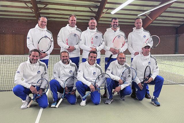 Das erfolgreiche Team des TC BW Salzhausen mit (stehend v.l.): Michael Kölln, Kai Peters, Jörg-Hendrik Bösenberg, Dennis Jedlicka und Hauke Hinze; und (vorne v.l.): Dennis Ahrens, Sven Beecken, Sascha Ziegler, Marc Raßmann und Christian Masing
 | Foto: TCBW