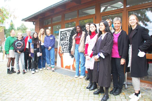 Die Teilnehmerinnen und Teilnehmer des Kunstprojekts „Art against Racism“ in Buxtehude | Foto: sla