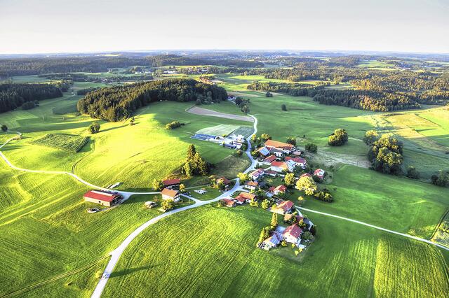 Aussichtsreiche Land-Lage mitten im Grünen
