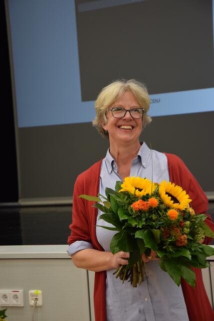 Emily Weede freut sich, hält bei der Wahlparty in der Burg Seevetal den Blumenstrauß für die Siegerin in den Händen. Sie hat die Wahl um das Bürgermeisteramt in Seevetal gewonnen. | Foto: ts
