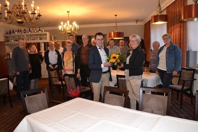 Rolf Aldag (CDU), Herausforderer in der Samtgemeinde Tostedt, erhielt einen Blumenstrauß von Anette Randt | Foto: bim