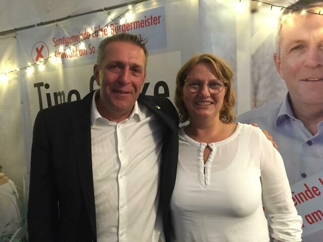 Timo Gerke (parteilos) mit seiner Frau Claudia ist der souveräne Sieger bei den Bürgermeister-Stichwahlen in der Samtgemeinde Lühe. Die Wählerinnen und Wähler wollten einen Wechsel im Rathaus