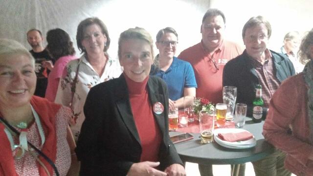 Guter Dinge: SPD-Kandidatin Svenja Stadler im Kreise der SPD-Anhänger | Foto: ts