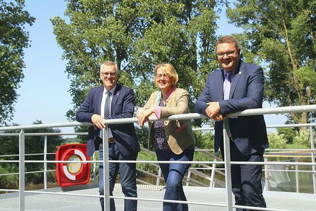 Zur Eröffnung des Fährplatzes begrüßten Bürgermeister Hans-Werner Hinck (li.) und Samtgemeinde-Bürgermeister Holger Falcke Niedersächsische Ministerin für Ernährung, Landwirtschaft und Verbraucherschutz, Barbara Otte-Kinast | Foto: Martina Wagner