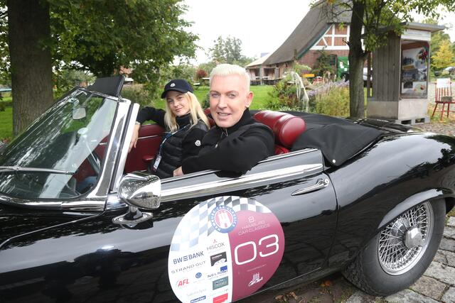 Lysann Geller und H.P. Baxxter starten auf dem Harsmhof zur Weiterfahrt