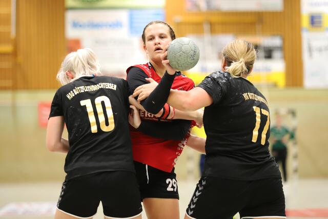 Sophie Hartmann in dieser Szene in der Klemme - sie kam aber auf insgesamt sechs Treffer für Hollenstedt | Foto: cc