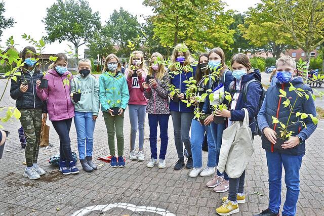 Die Schüler der Klasse "62" freuen sich über ihren Bienenbaum Fotos: sc