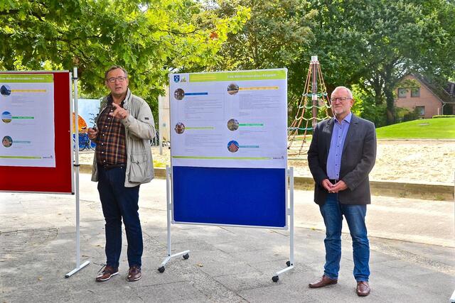 Gregor Paus (li.) und Thomas Wiebusch eröffnen die Auftaktveranstaltung in Bargstedt