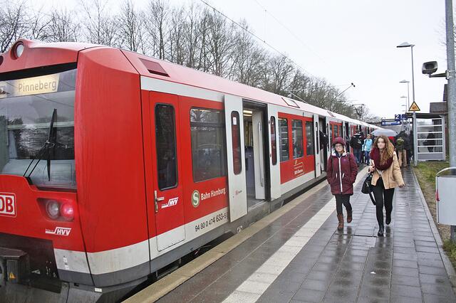 Viele junge Menschen nutzen die S-Bahn, um ihre Ausbildungsstätte in Hamburg zu erreichen. Sie würden sich bestimmt über günstigere Monatskarten freuen