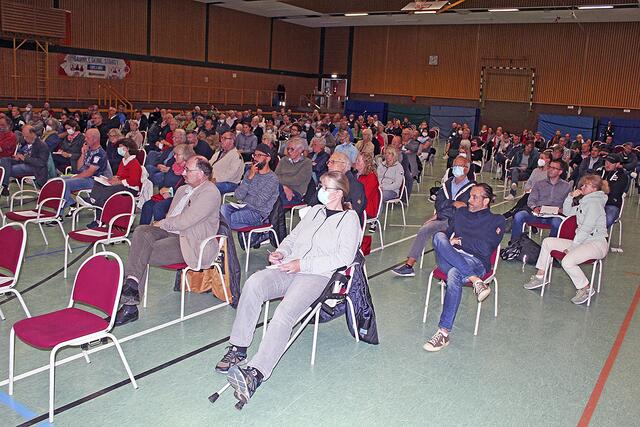 Rund 200 Zuhörer verfolgten den Infoabend in der Garstedter Auetal-Sporthalle | Foto: ce