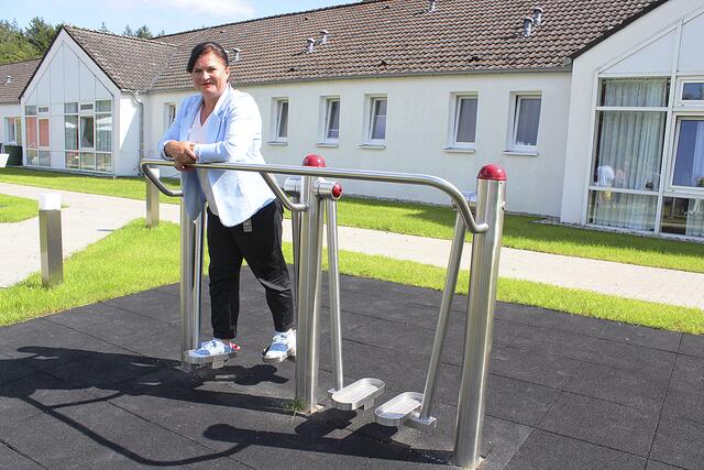 Margarethe Wüstefeld probiert eines der Fitnessgeräte aus | Foto: sb