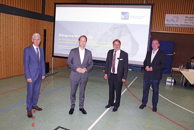 Beim Infoabend (v. li.): Landrat Rainer Rempe, Steffen Kanitz von der Bundesgesellschaft für Endlagerung, Salzhausens Samtgemeinde-Bürgermeister Wolfgang Krause und Winsens Bürgermeister André Wiese | Foto: ce