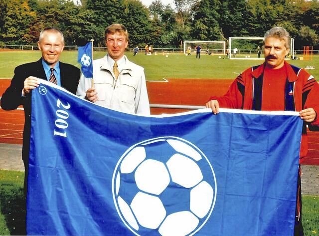 Die "Blaue Flagge" präsentieren (v.li.): Paul-Reinhard Schmidt, Johann Schlichtmann und Ottmar Guse | Foto: TuS Oldendorf