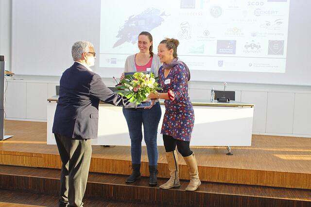 Michael Roesberg gratuliert Alexandra Holz (re.) und Anja Juric | Foto: sb