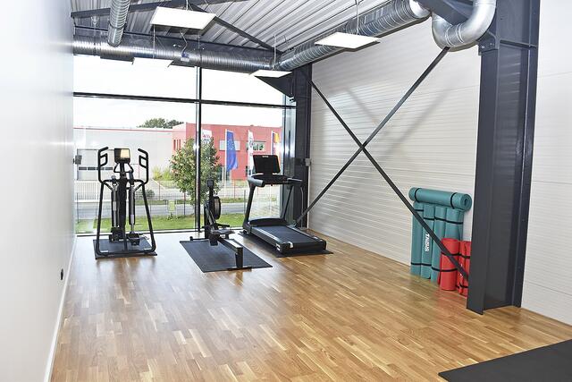 Den Mitarbeitern steht ein Fitnessraum mit 
diversen Geräten zur Verfügung | Foto: Axel-Holger Haase