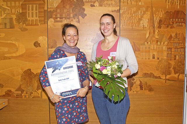 Alexandra Holz (li.) und Anja Juric erhielten einen Sonderpreis als "Ideenbeweger" für ihr Fachgeschäft "Tante Trude"