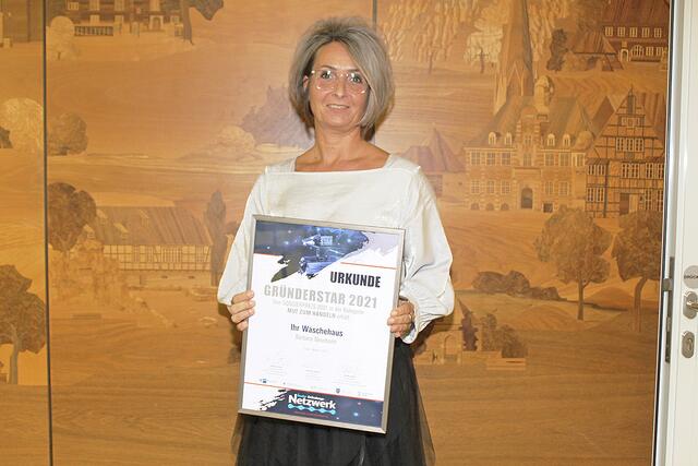 Barbara Neumann, Gründerin von "Das Wäschehaus" freut sich über ihren Sonderpreis "Mut zum Handeln"