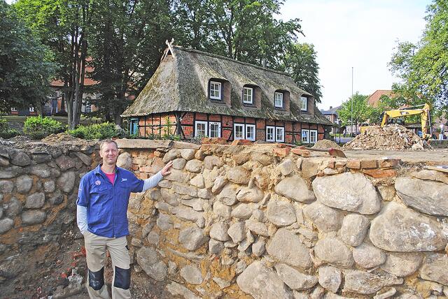 Bei den Ausgrabungen auf dem "Josthof"-Terrain: Kreisarchäologe Dr. Jochen Brandt vor einer freigelegten Felsstein-Kellermauer | Foto: ce