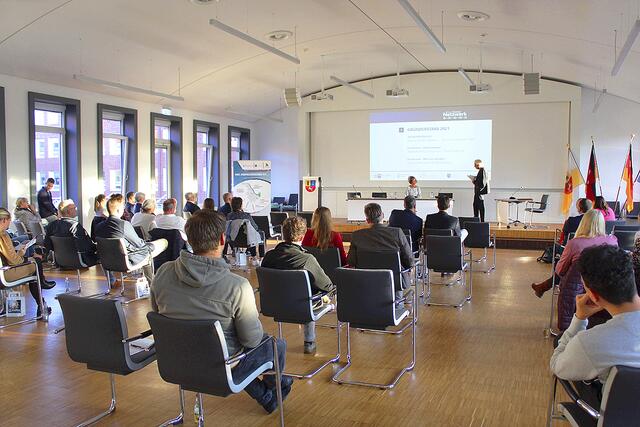 Die Verleihung des Gründerstars 2021 fand im großen Saal im Stader Kreishaus statt | Foto: sb