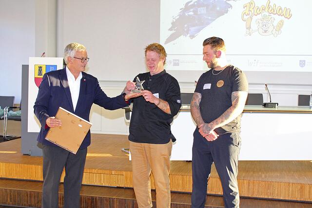 Landrat Michael Roesberg (li.) überreicht den Gründerstar an Sascha Schäfer und Peter Unterschütz