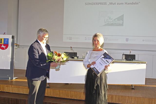 Blumen und Urkunde von Michael Roesberg für Barbara Neumann | Foto: sb