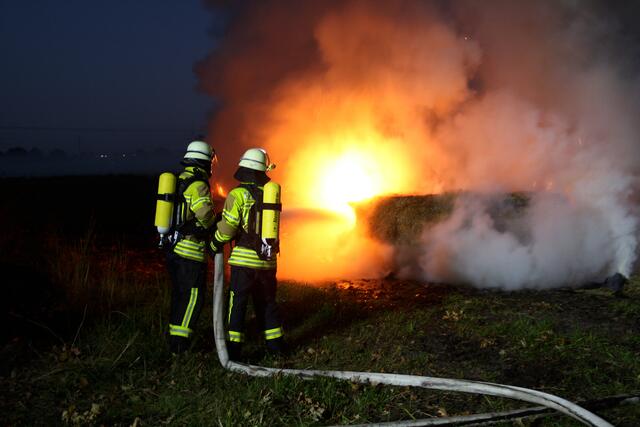 Die Heuballen wurden auseinandergezogen und auf einem Feld von der Feuerwehr abgelöscht | Foto: Giese