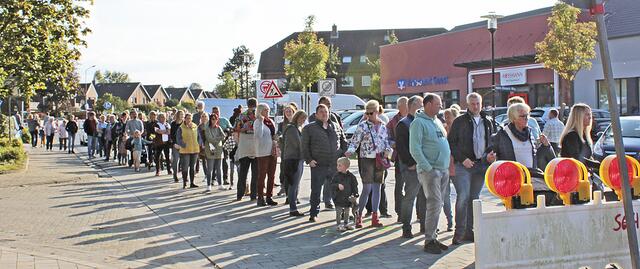 Meterlange Schlangen bildeten sich vor dem einzigen Zugang zum Herbstmarkt | Foto: jab