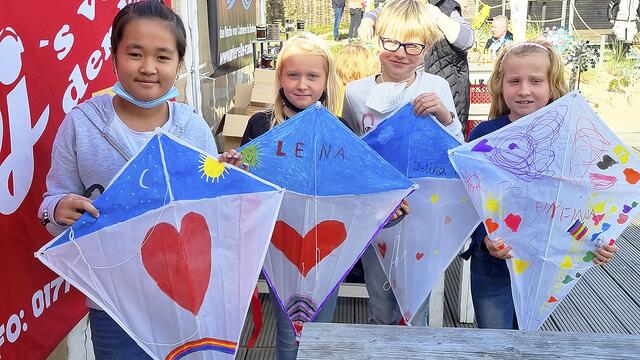 Die Kinder waren stolz auf ihre gebastelten Flugobjekte | Foto: ig