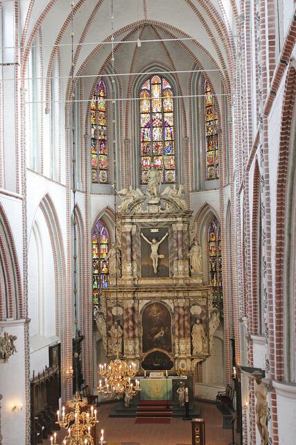Die bei der Flut zerstörte Chororgel hatte rechts vom Altar ihren Platz. Sie wird jetzt neu gebaut