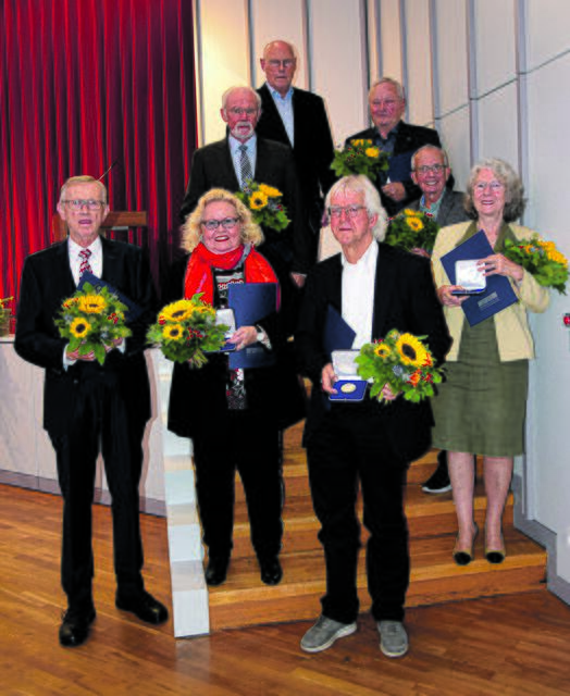 Geehrt für mindestens 30 Jahre ehrenamtliches politisches Engagement in Seevetal (vorne v. li.: Friedrich Becker, Angelika Tumuschat-Bruhn, Matthias Clausen und Brigitte Somfleth. Hinten v. li: Norbert Fraederich, Klaus-Dieter Kirchhoff, Klaus Röhrich und Horst Kosin | Foto: ts