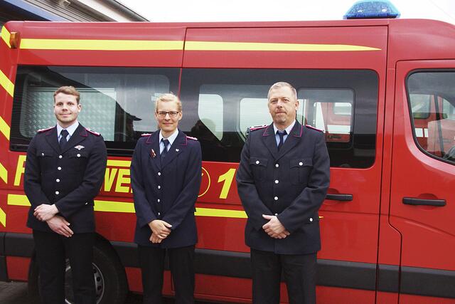 Die Beförderten (v. li.): Jannik Willenbockel, Katrin 
Matthies und Roger Simon  | Foto: Feuerwehr Kakenstorf