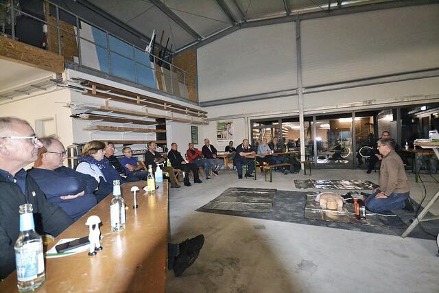 18 Teilnehmer, davon 14 der insgesamt 17 ehrenamtlichen BürgerBus-Fahrer, nahmen am Erste-Hilfe-Kurs mit dem Referenten Bernd Müller in der Halle von Zabel- Fensterbau teil | Foto: Susanne Greiser