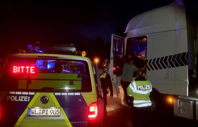 Mit Unterstützung von Polizeibeamten aus dem Landkreis Harburg konnte das schwere Fahrzeug schließlich von der Autobahn gelotst und gestoppt werden
