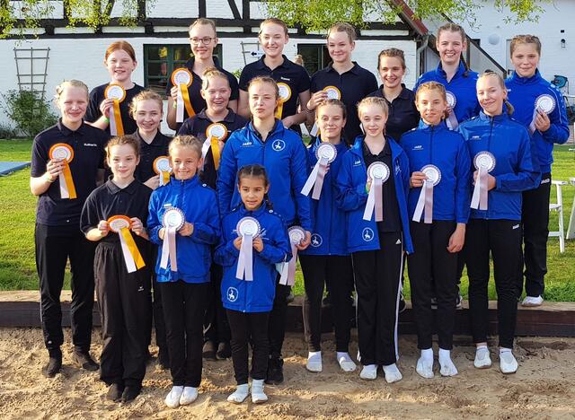Fröhliche Gesichter und Medaillen in Gold und Silber in den Händen: Die erfolgreichen Voltigierteams 4 (hellblau) und 5 (dunkelblau) des Pferde-Sport-Vereins Grevelau