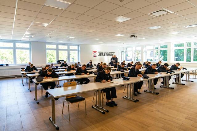 Auch ihr theoretisches Wissen mussten die Feuerwehrleute unter Beweis stellen | Foto: Pressestelle Feuerwehr Samtgemeinde Jesteburg