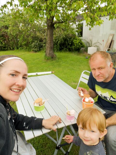 Familienleben: Im heimischen Garten genießen Edina Müller, Sohn Liam und Lebensgefährte Nikolaus Classen ein Eis
