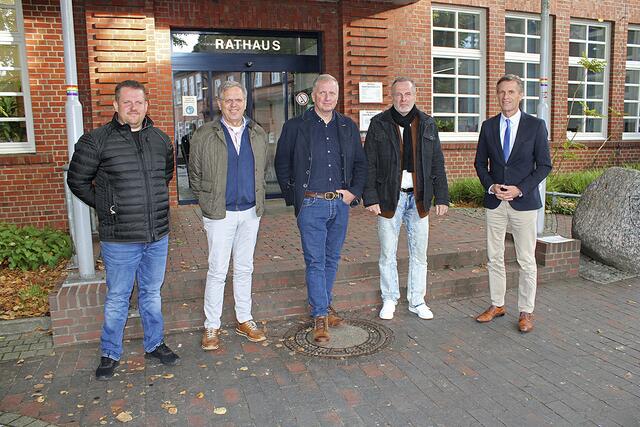 Enttäuscht von der Absage: (v. li.) die Schausteller Patrick und Peter Lühmann, Mit-Organisator Holger Bleckert, Frank Kettwig (Buchholz Marketing) und Buchholz' Bürgermeister Jan-Hendrik Röhse