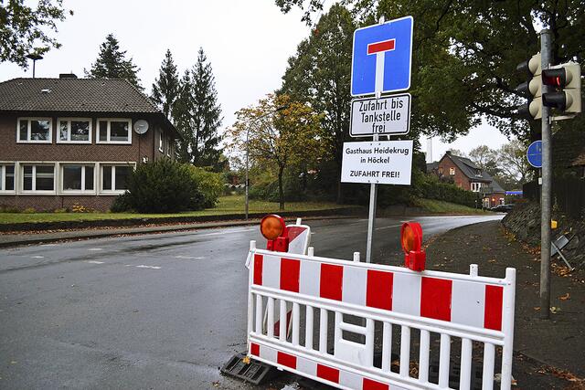 Auf die freie Zufahrt zur Tankstelle "Freie Welle" und zum Gasthaus Heidekrug wird hingewiesen | Foto: bim
