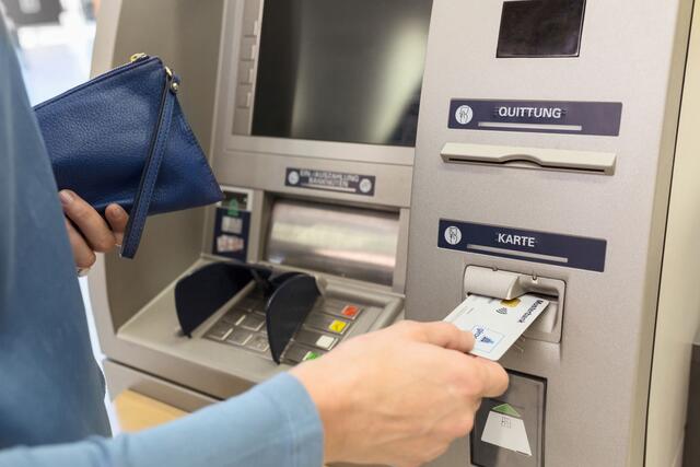 Auch am Geldautomaten ist Vorsicht geboten: Niemals zulassen, dass jemand beim Eintippen der PIN zuschaut